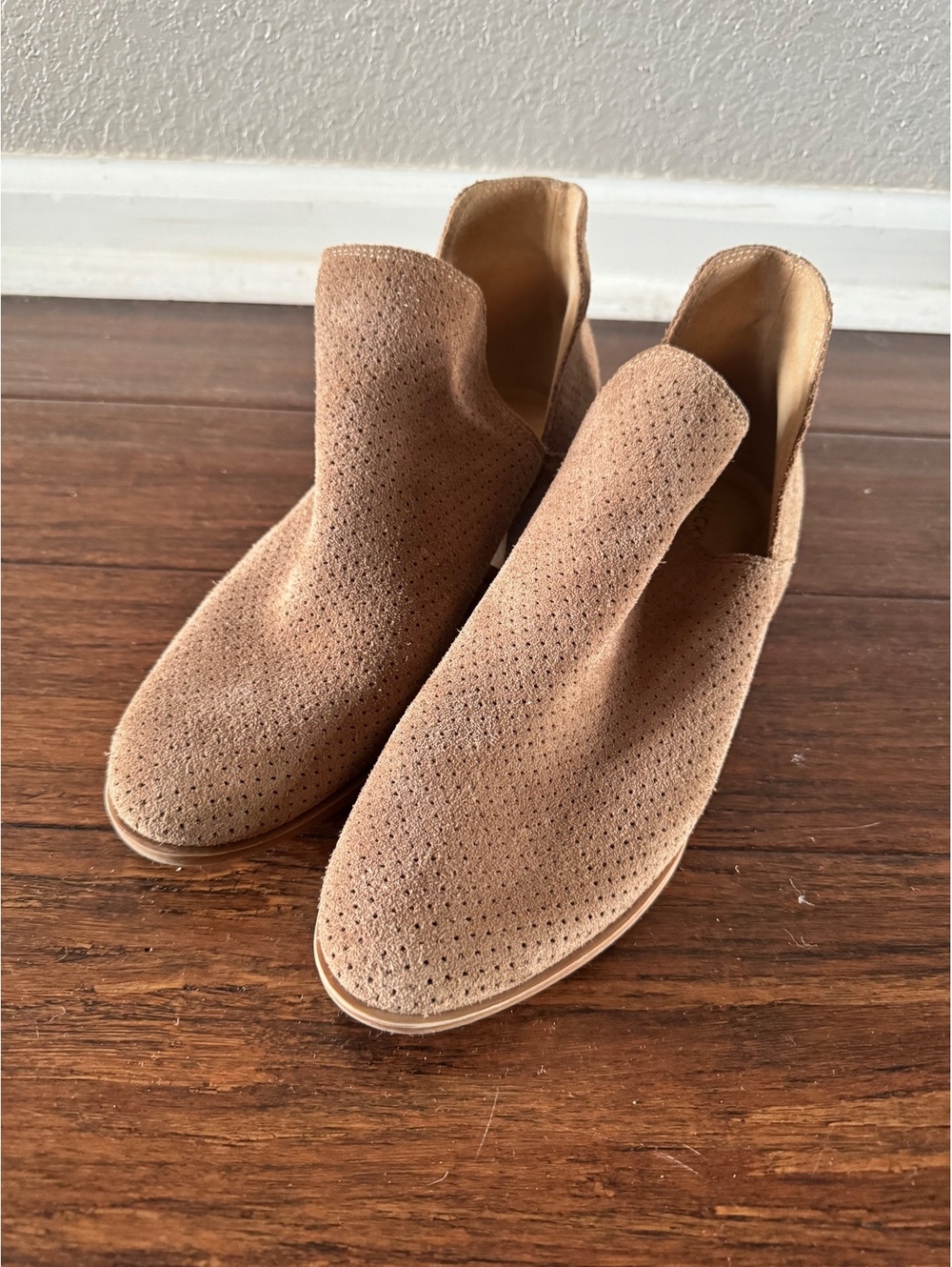 Lucky Brand Women's Tan Suede Perforated Ankle Booties Size 8M